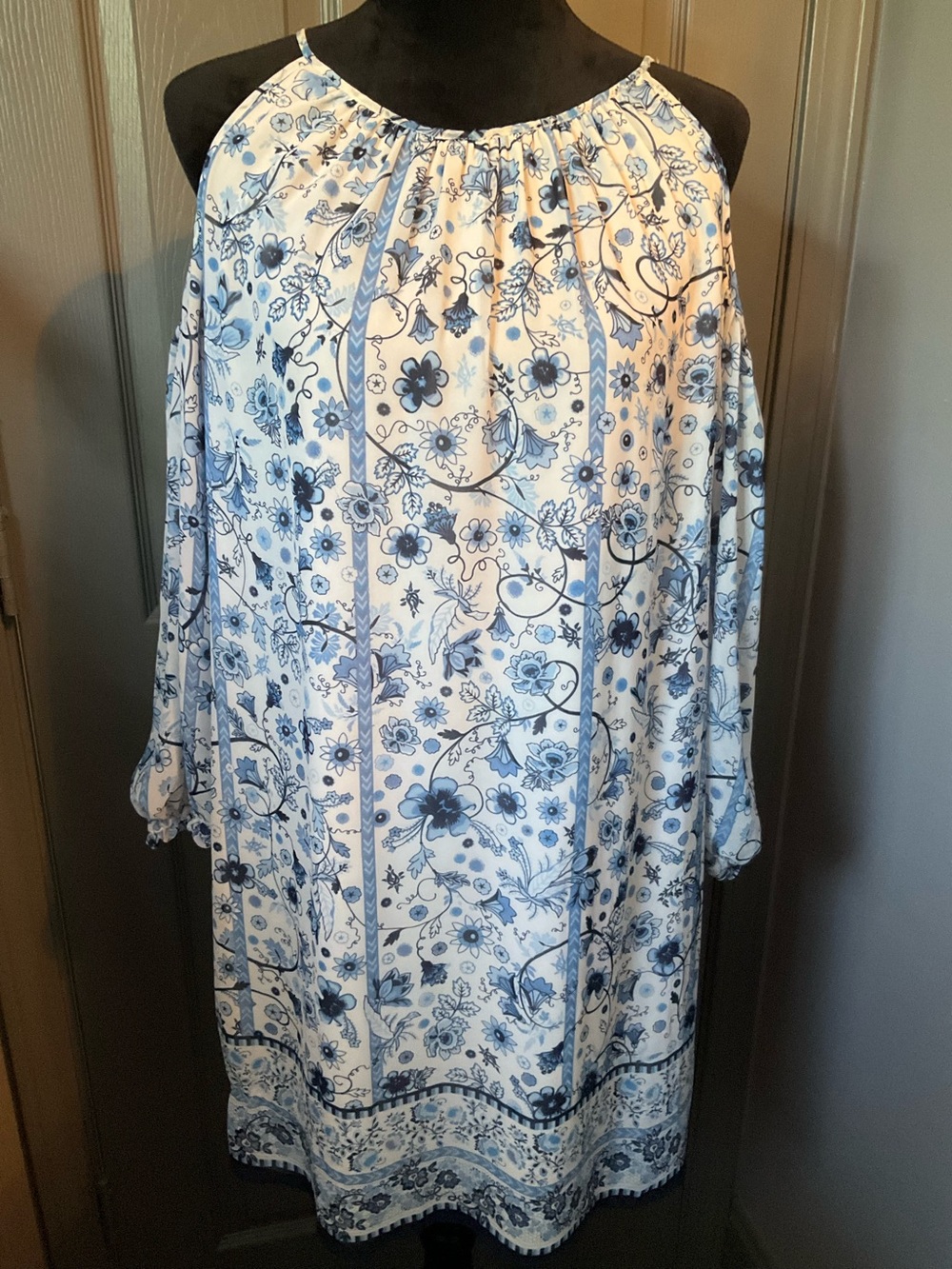 Max Studio XS. Cold Shoulder summer dress